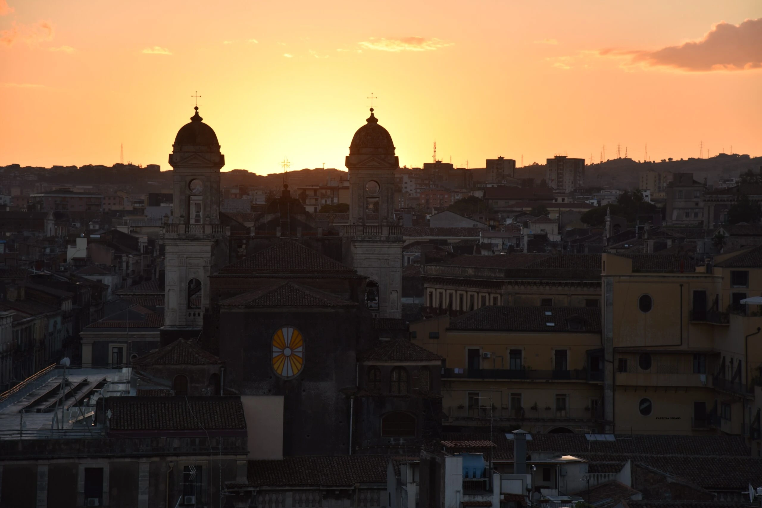 tramonto-con-vista-di-diverse-dimore-e-appartamenti-in-sicilia-catania