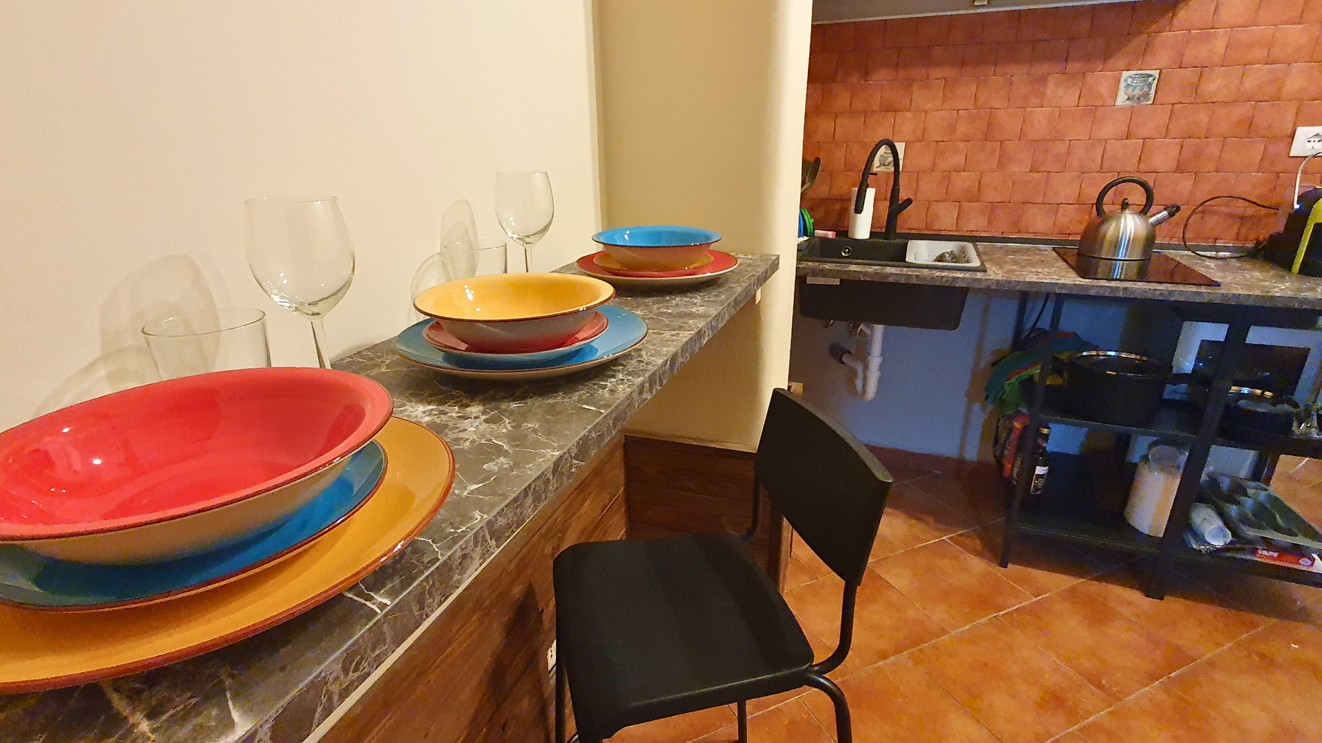 vista-cucina-piatti-sedie-accessori